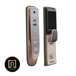 دستگیره دیجیتال و هوشمند AEG مدل SZ04 رنگ رزگلد با صفحه لمسی و سنسور اثر انگشت نصب شده روی درب ضد سرقت مدرن